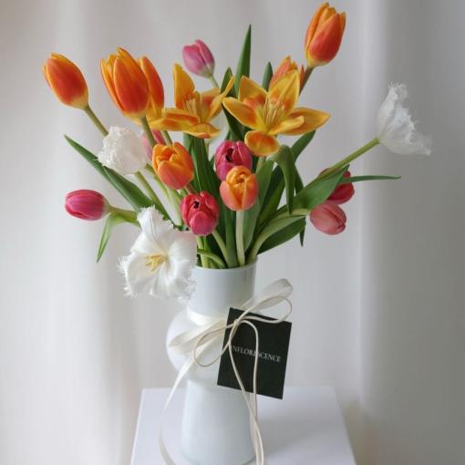 Bình Hoa Tulip Nhiều Màu Rực Rỡ