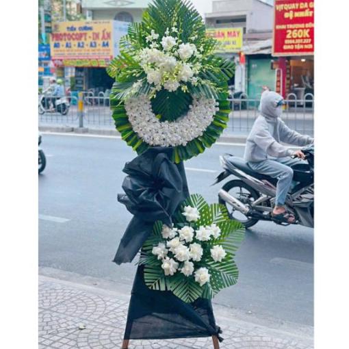 Kệ Hoa Chia Buồn Vòng Hoa Lan Trắng
