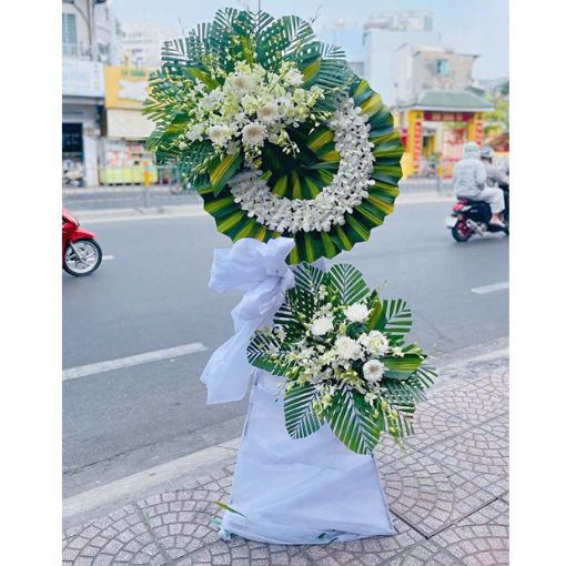 Kệ Hoa Chia Buồn Qua Một Kiếp Người