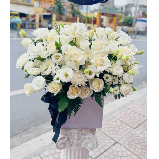 Hộp Hoa Chia Buồn Trắng Thành Kính