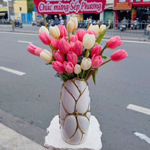 Bình Hoa Tulip Món Quà Chúc Mừng