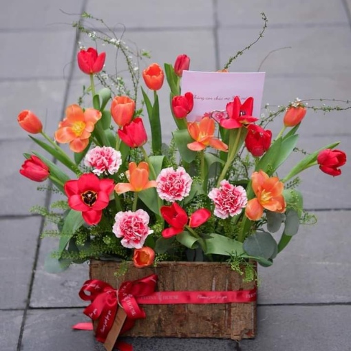 Hộp Gỗ Hoa Tulip Tươi Thiết Kế Rực Rỡ