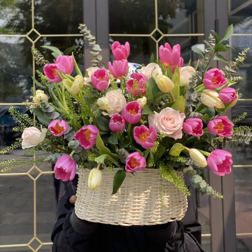 Giỏ Hoa Tulip Hồng Kem Sang Trọng